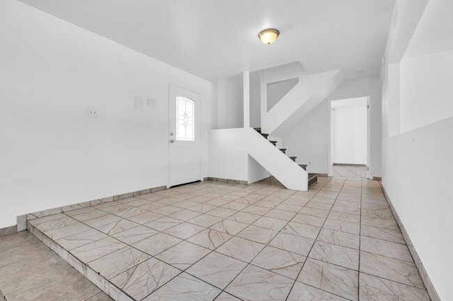 Building Photo - 6 Bedrooms, 3 Bath,  Pool CLOSE TO ASU (Rural & Broadway)