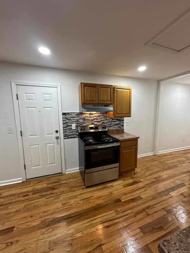 Building Photo - 483 Edgewood St