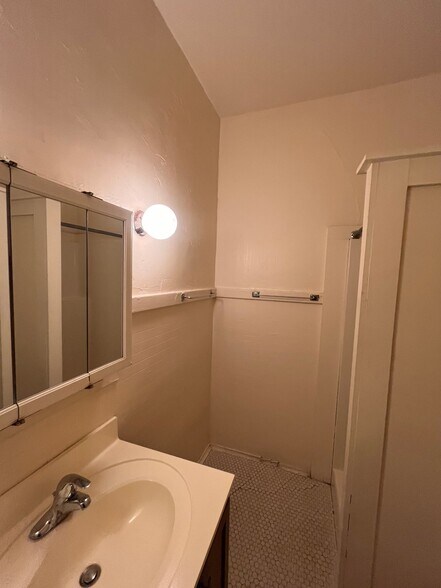 Building Photo - 408 N Henry St