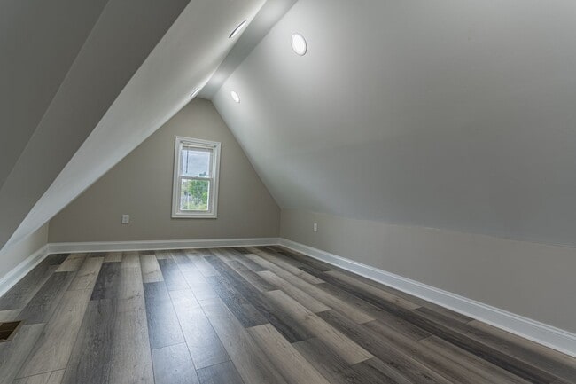 Building Photo - Spacious 6-Bedroom Home – Perfect for Large Families or Groups!