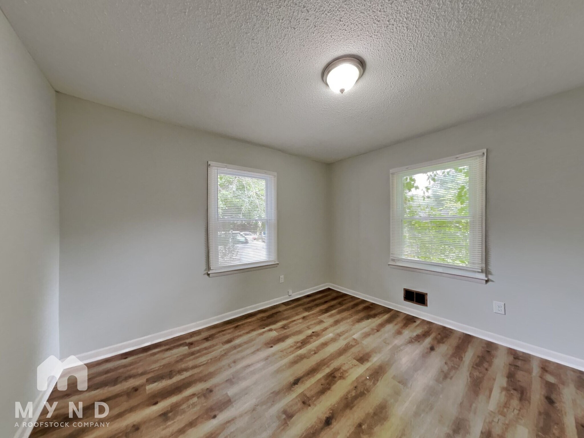 Building Photo - 706 Pond St