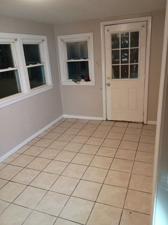 Building Photo - Charming 3-Bedroom Home – Spacious & Updated