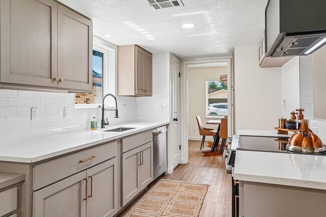 Building Photo - 2801 Coy Dr