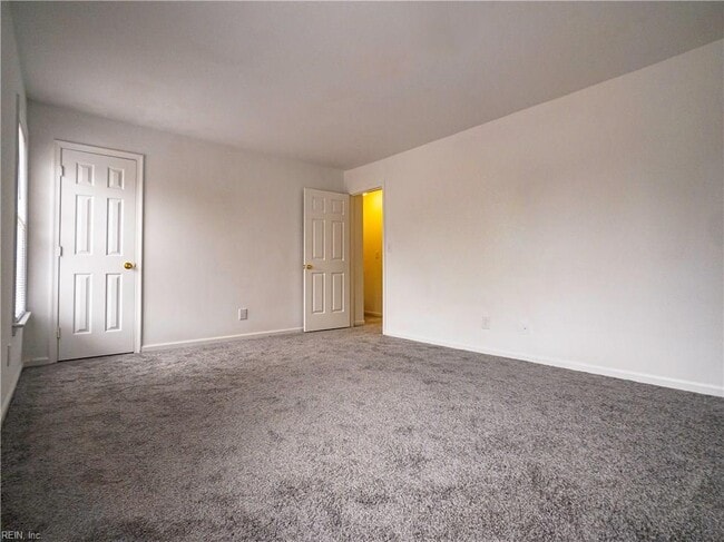 Building Photo - 2407 Rennie Dr