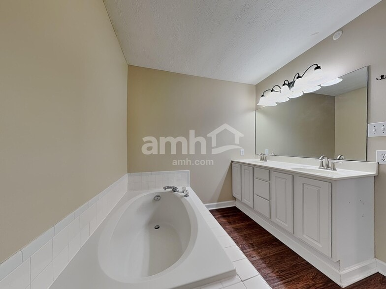 Building Photo - 1405 Randall Park Dr