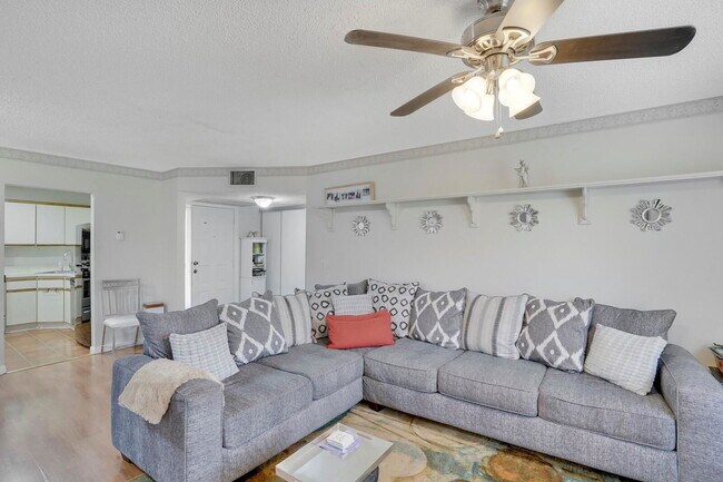 Building Photo - 3543 Cocoplum Cir