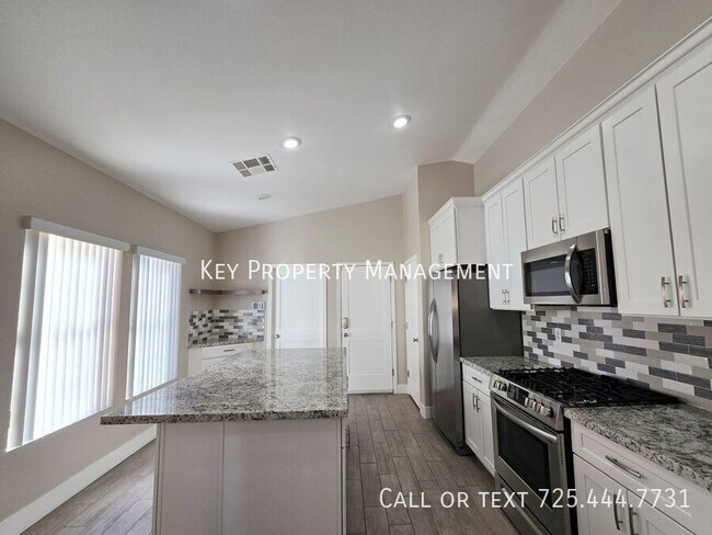 Building Photo - BEAUTIFUL 3 BED, 2 BATH HOME WITH OPEN FLO...