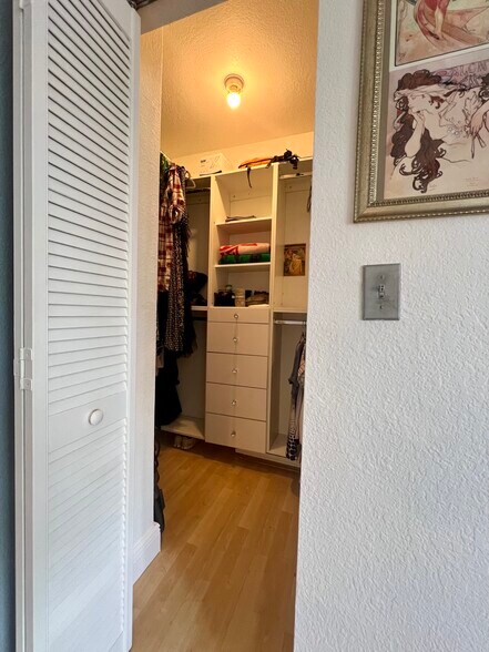 Walk-in closet - 901 Euclid Ave