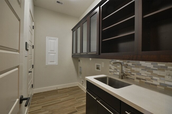 Building Photo - 5911 Vineyard Creek Ln