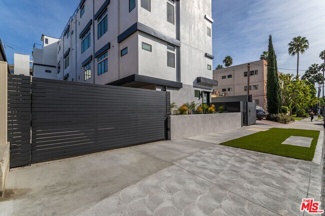 Building Photo - 1318 1/2 N Vista St