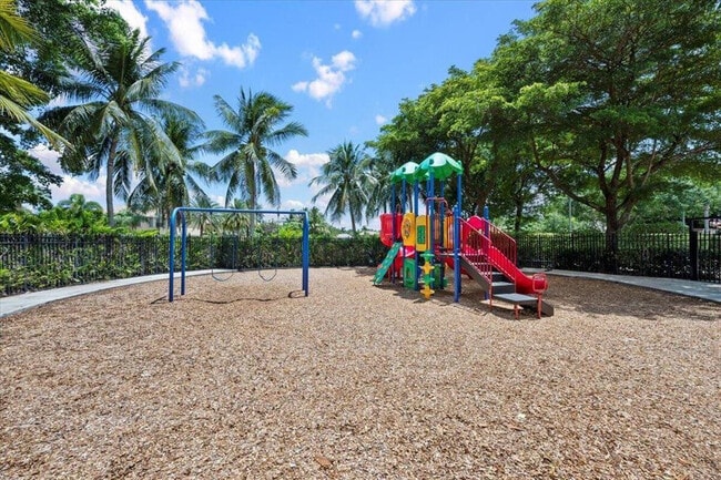 Building Photo - 10295 Trianon Pl