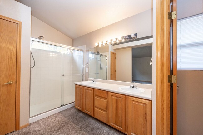 Building Photo - 3 bed, 2.5 bath Home in English Ranch Neig...