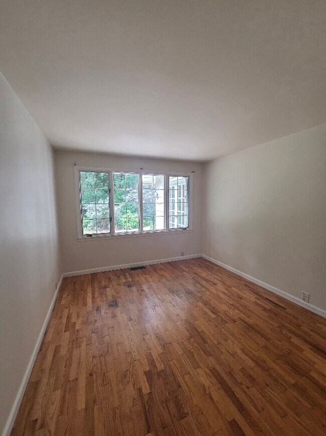 Building Photo - Private 4 Bedroom / 2.5 Bath Bridle Trails Acerage Property