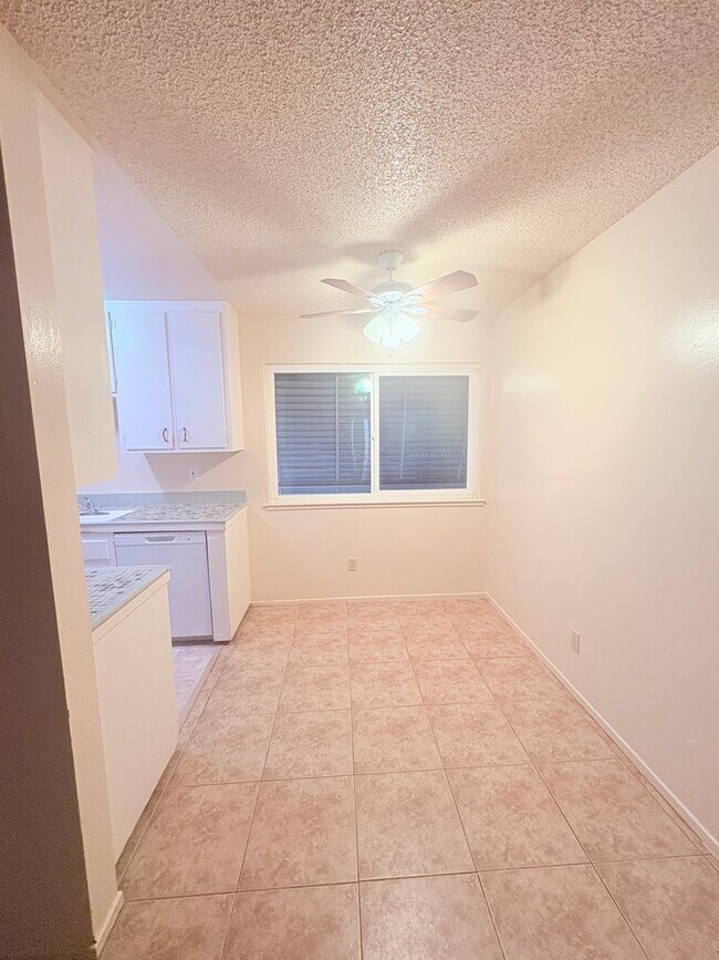 Building Photo - 904 Dornajo Way