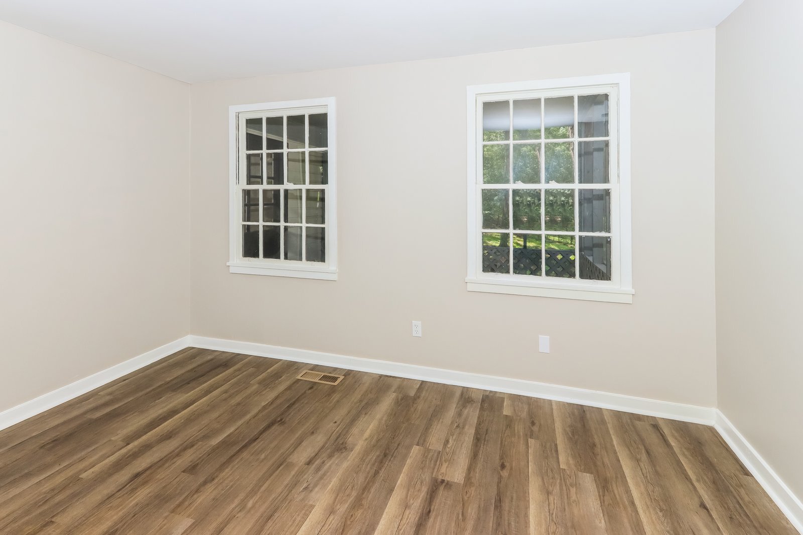 Building Photo - 4582 Shadow Lawn Dr