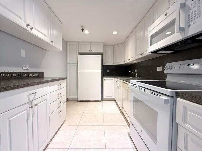 Building Photo - 20505 E Country Club Dr