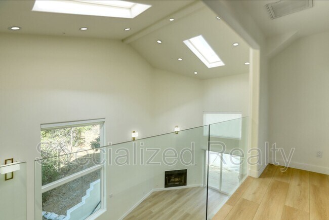 Building Photo - 1827 Hill Dr