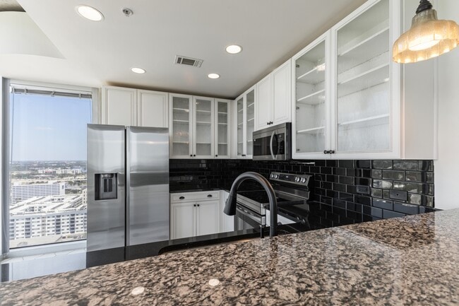 Building Photo - 777 N Ashley Dr