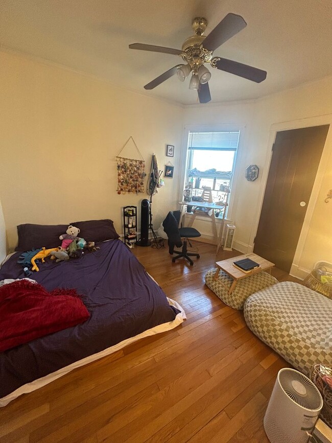 Building Photo - 1931 W Larchmont Ave