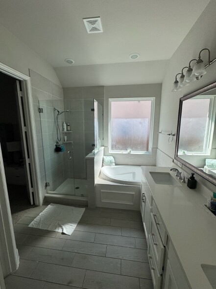 Building Photo - 801 Dragon Banner Dr