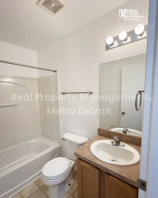 Building Photo - 15628 Stone Crossing Dr