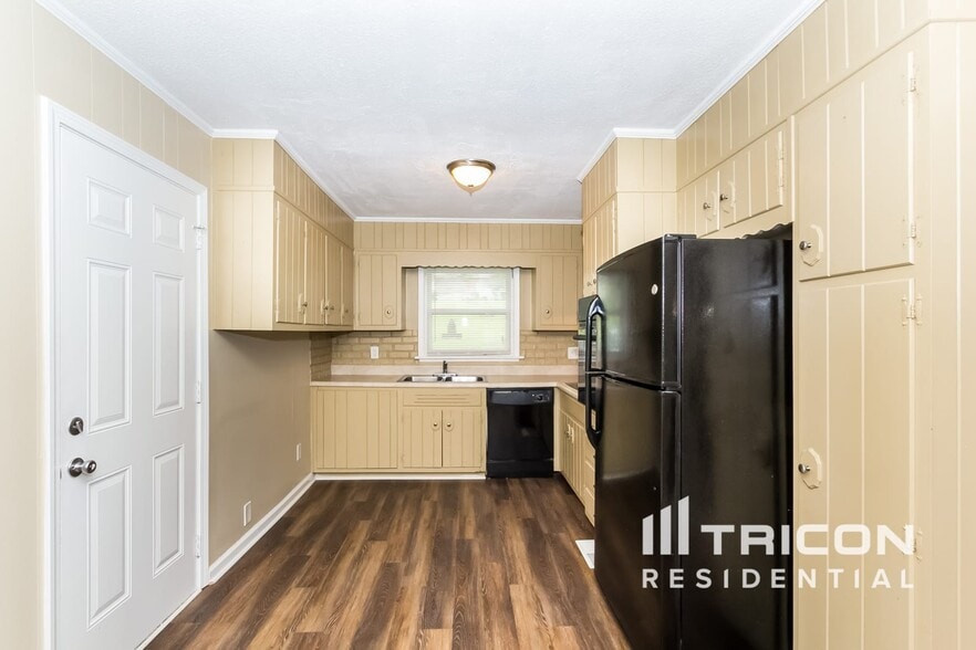 Building Photo - 3814 King Arthur Rd SW