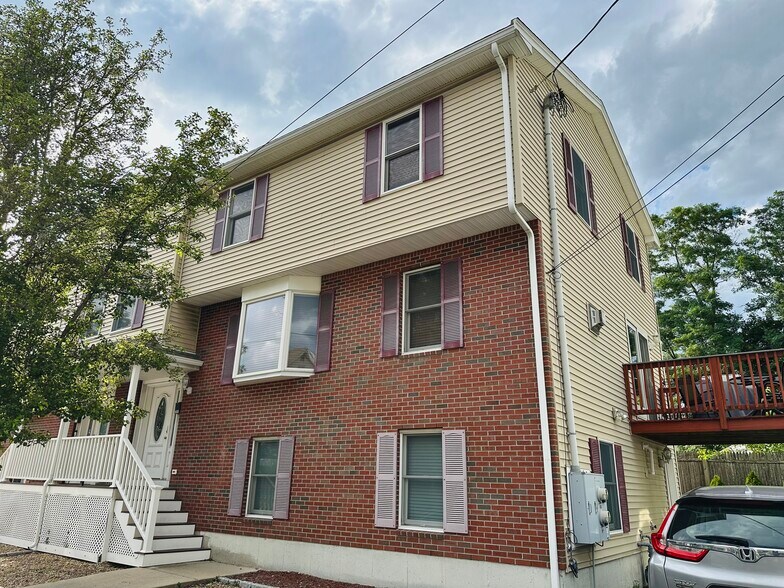 Primary Photo - 209 Adams St