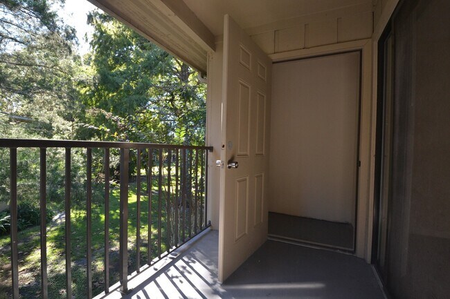 Building Photo - Lovely Winter Springs Condo ~ Vinyl Plank Flooring and Large Screened Patio!