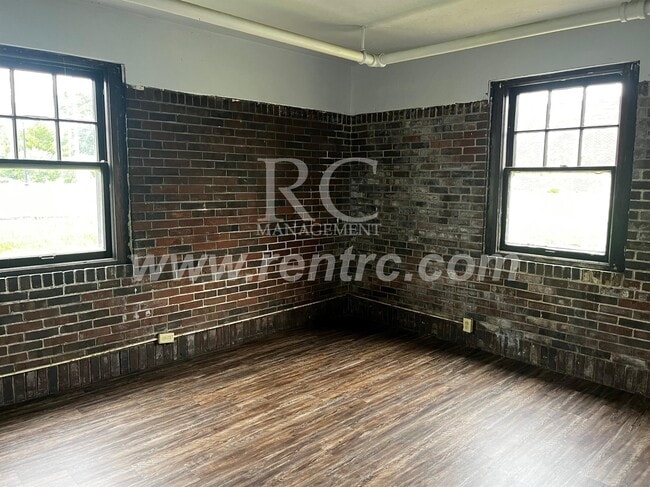Building Photo - 210-145 Walnut-