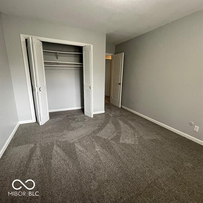 Building Photo - 1155 Canterbury Square S