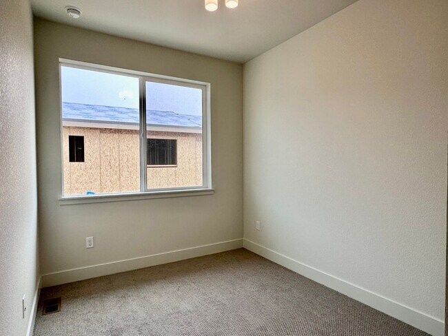 Building Photo - Luxury 3 Bedroom Townhome in the Heart of ...
