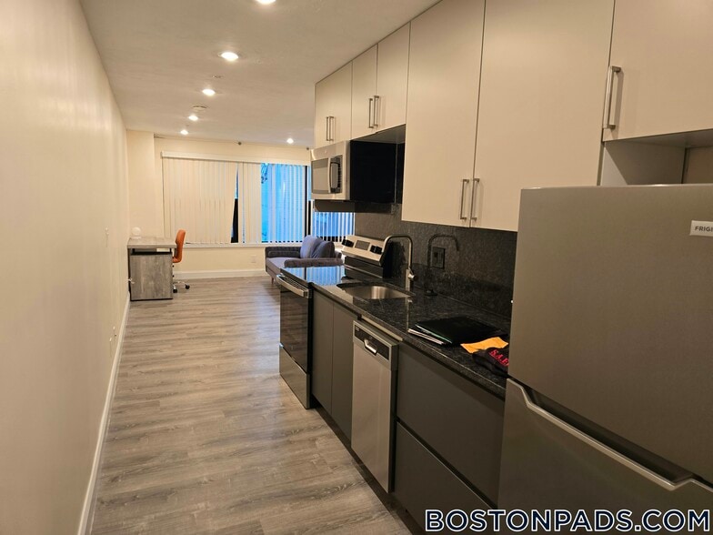 Building Photo - 1028a Commonwealth Ave