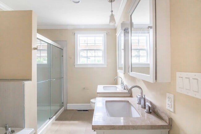 Building Photo - Gorgeous 3 Bedroom 2 Bath in Popular Parki...