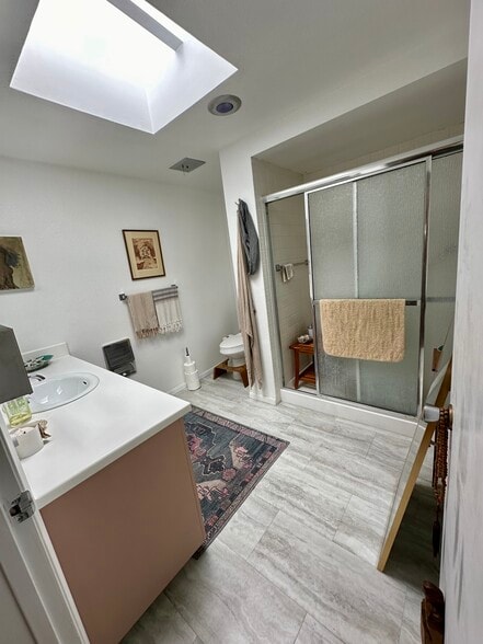 Large bathroom with walk-in shower - 352 Avenida Sevilla