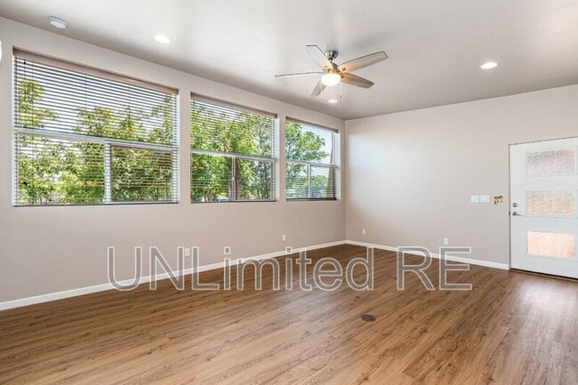 Building Photo - 3948 E Del Rio Dr