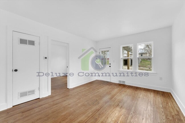 Building Photo - Rare 1-Bedroom Full Home – Big Kitchen, Ha...