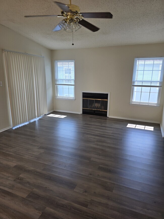 Building Photo - 5649 Summit Arch