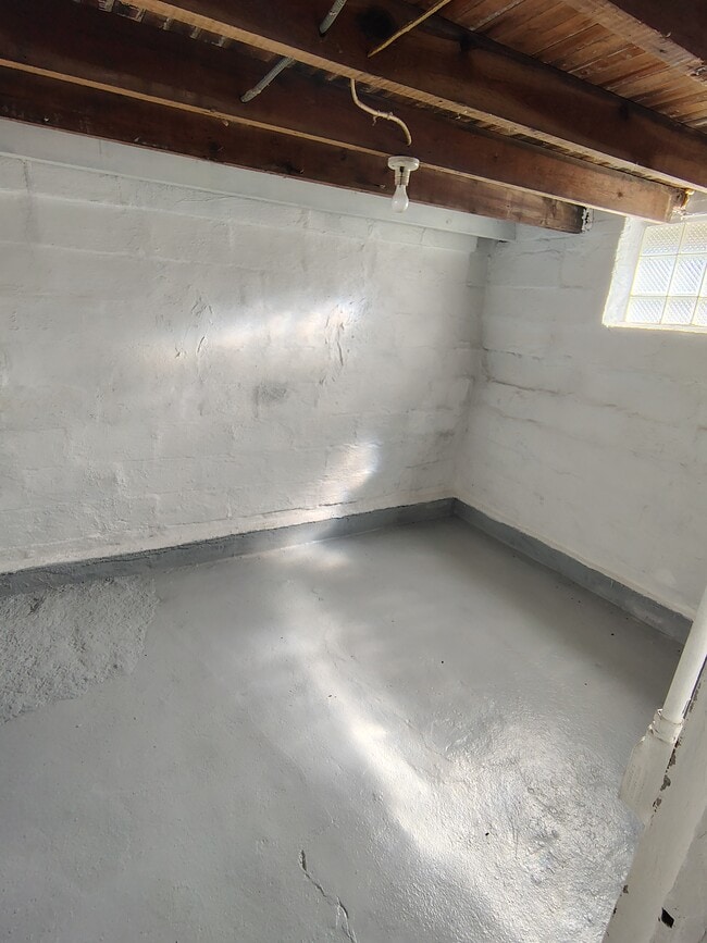 Building Photo - 1050 E 169th St