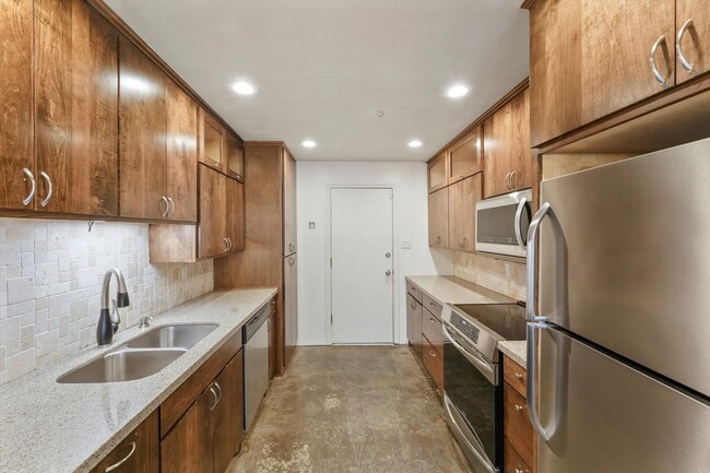 Building Photo - Modern and Sleek Three Bedroom Townhome!