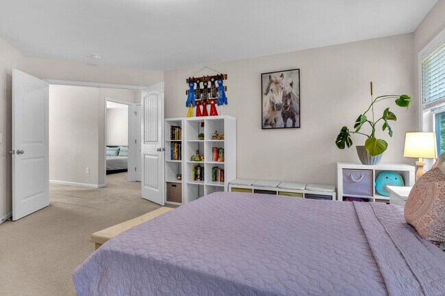 Building Photo - 4 bedroom 2.5 bathroom home close to beaches, shopping, and Marine Corps Bases.