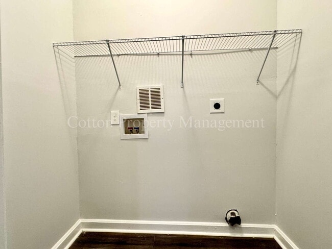 Building Photo - 2BR/1BA Nicely remodeled historic home in ...