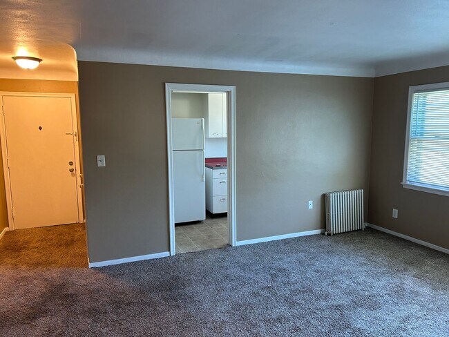 Building Photo - Upper level 1 Bedroom in W St Paul!! Move ...