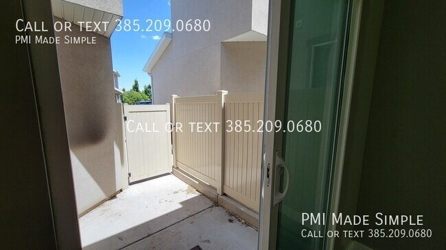 Building Photo - Modern Townhome | LVP | Office/Entertainment