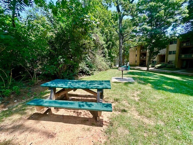 Building Photo - Cozy Oasis in Rockville!