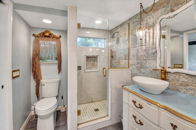 Building Photo - Bluelake Unit 3