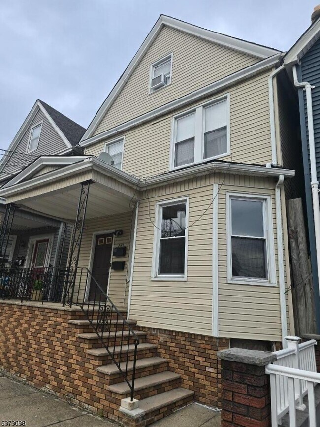 Primary Photo - 268 Devon St