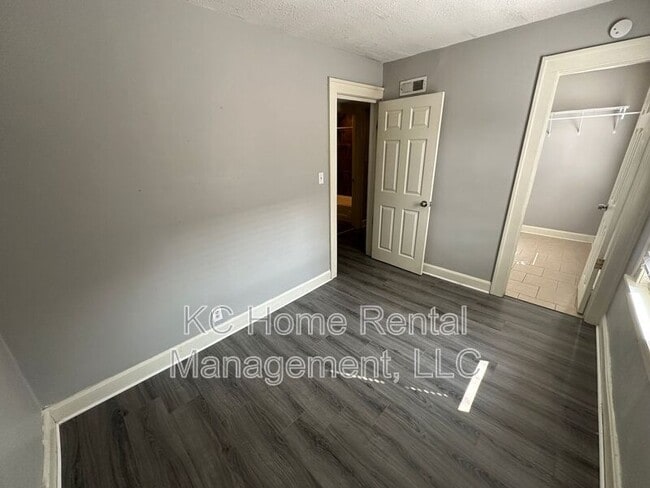 Building Photo - 1112 W 41st Ter