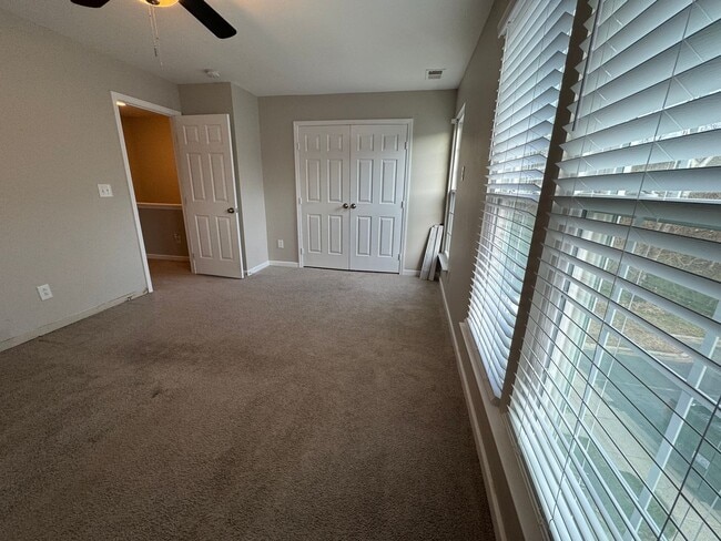 Building Photo - MOVE-IN READY!