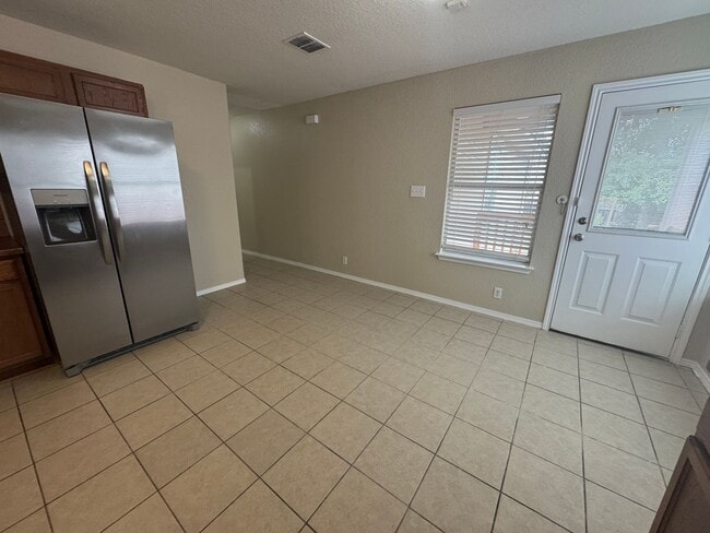 Building Photo - COMFORTABLE HOME | SINGLE STORY  |  CLOSE TO HWY 151 & 410 | SHOPPING & RESTAURANTS