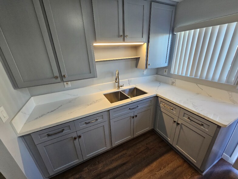 Building Photo - 1533 W 84th St